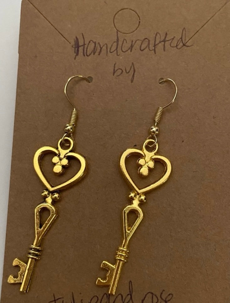 Handcrafted Fashion Golden Key Dangle Earrings