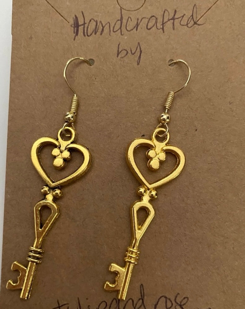 Handcrafted Fashion Golden Key Dangle Earrings